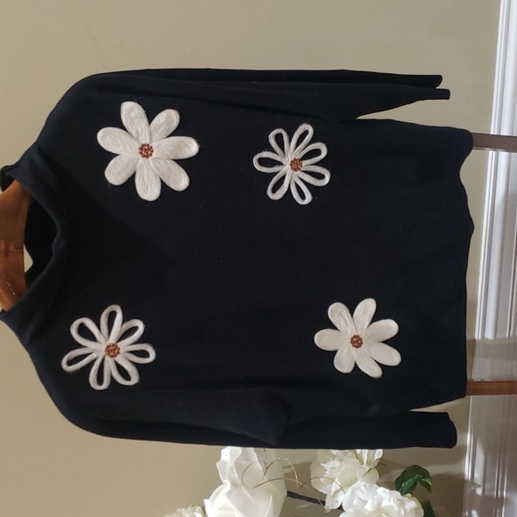 Nwt Medium Aaeda black sweater with white flowers - Picture 3 of 11